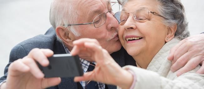 Älteres Ehepaar mit Smartphone